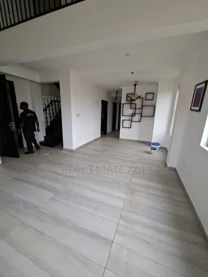 3bdrm Apartment in Madina, Zongo Junction for rent