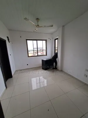 3bdrm Apartment in Madina, Zongo Junction for rent