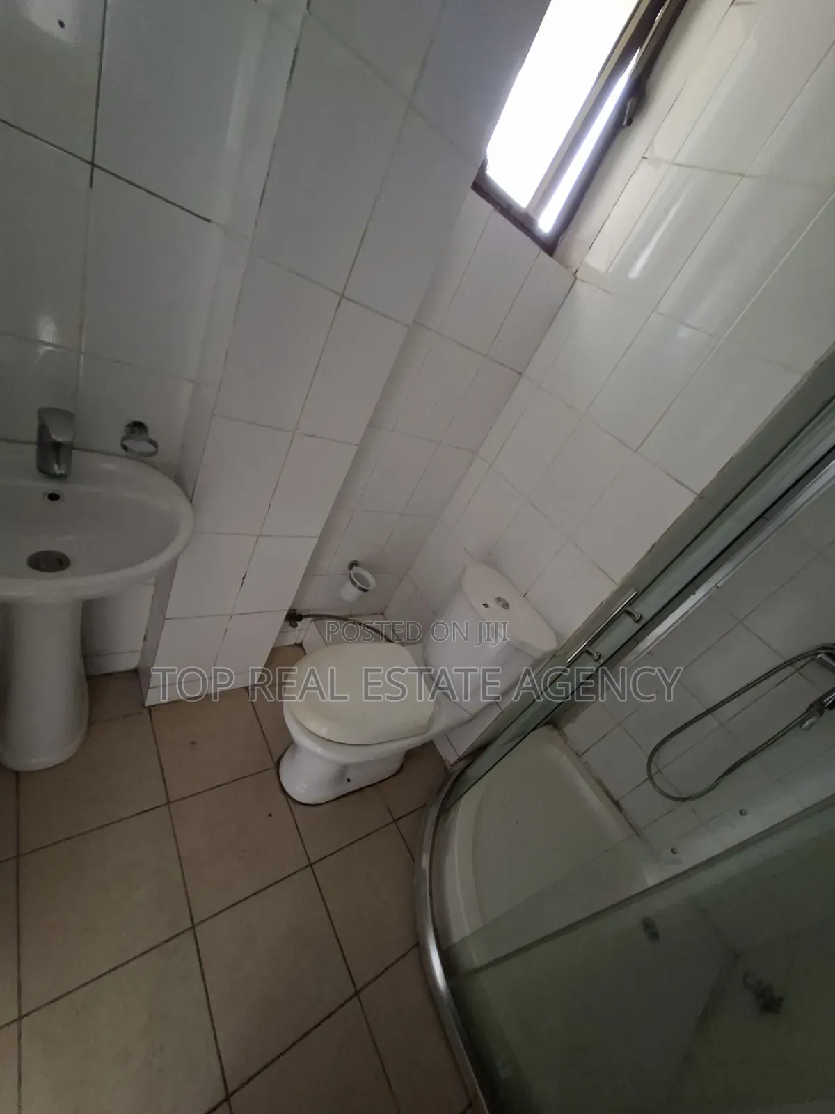 3bdrm Apartment in Madina, Zongo Junction for rent