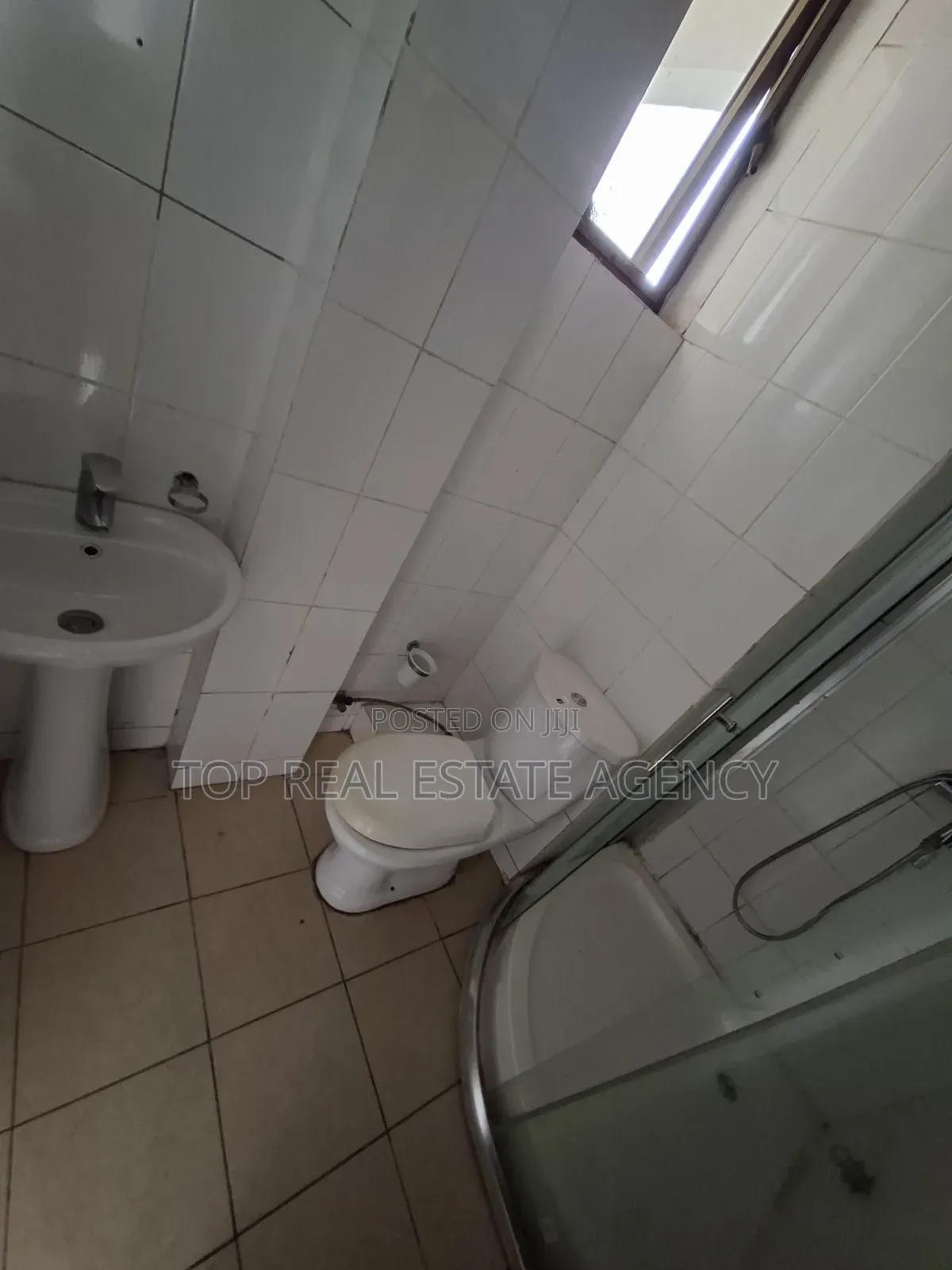 3bdrm Apartment in Madina, Zongo Junction for rent