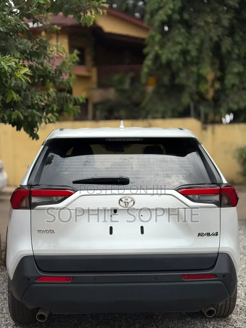 Toyota RAV4 LE AWD 2023 White