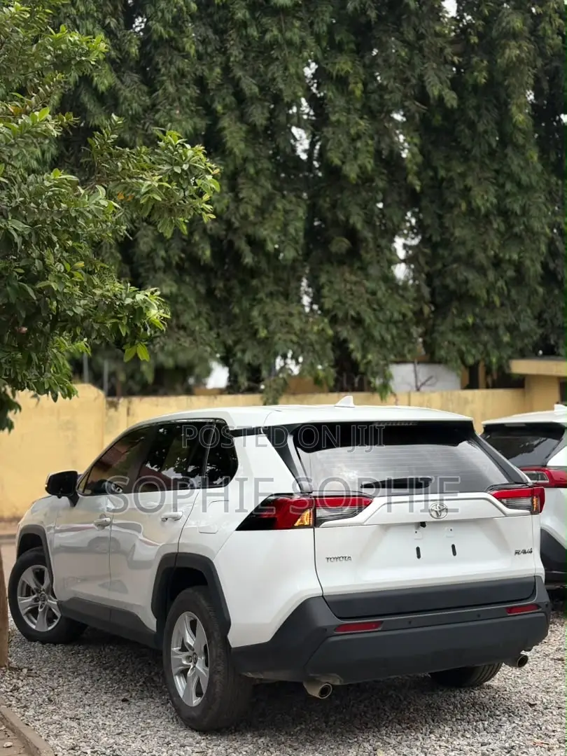 Toyota RAV4 LE AWD 2023 White