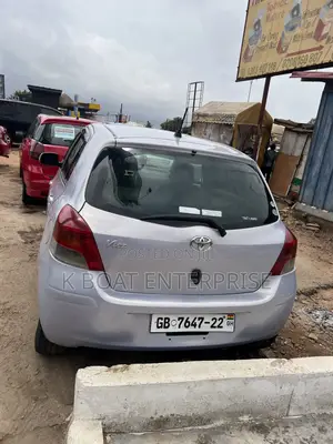 Toyota Vitz 2010 Silver