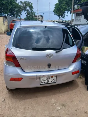 Toyota Vitz 2009 Silver