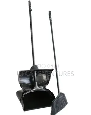 Covered Dustpan With Brush