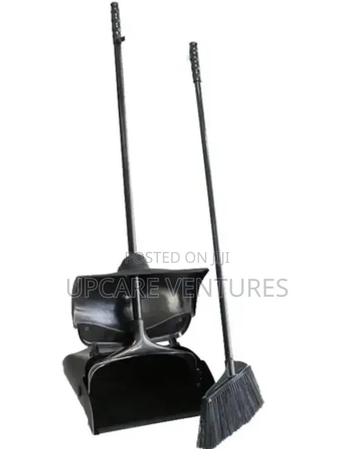 Covered Dustpan With Brush