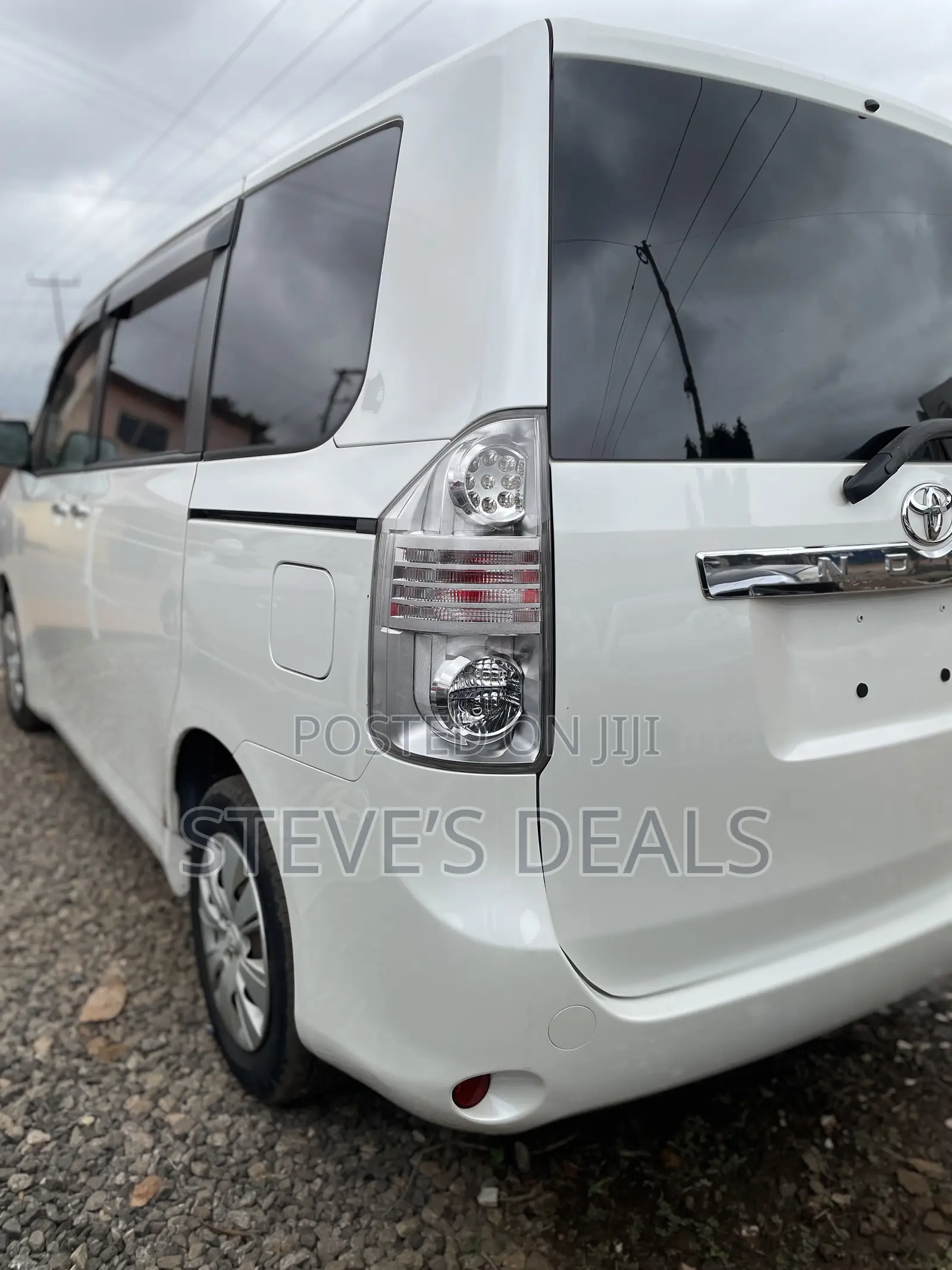 Toyota Noah 2012 White