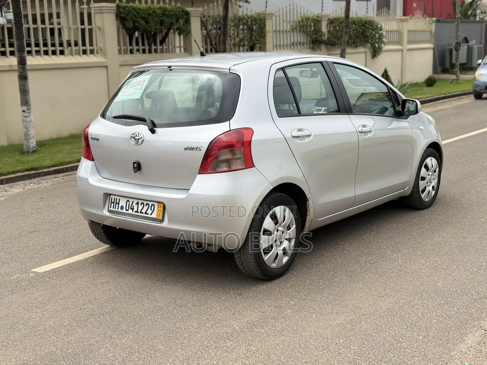 Toyota Yaris Base Hatchback 5dr 2010 Silver