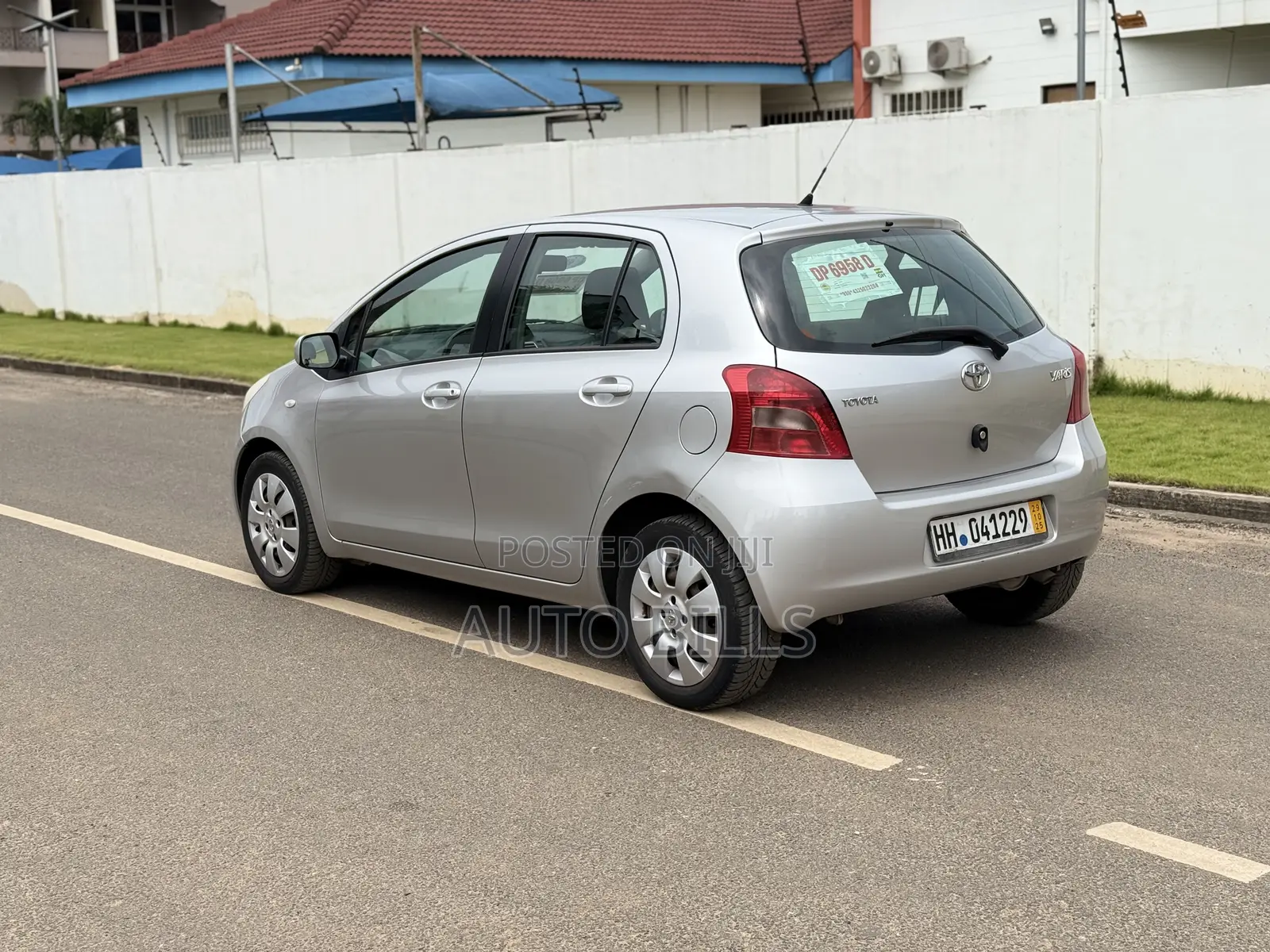 Toyota Yaris Base Hatchback 5dr 2010 Silver