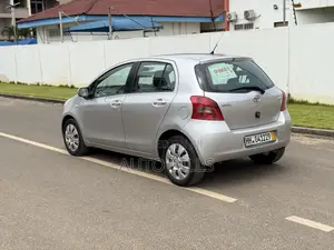 Toyota Yaris Base Hatchback 5dr 2010 Silver