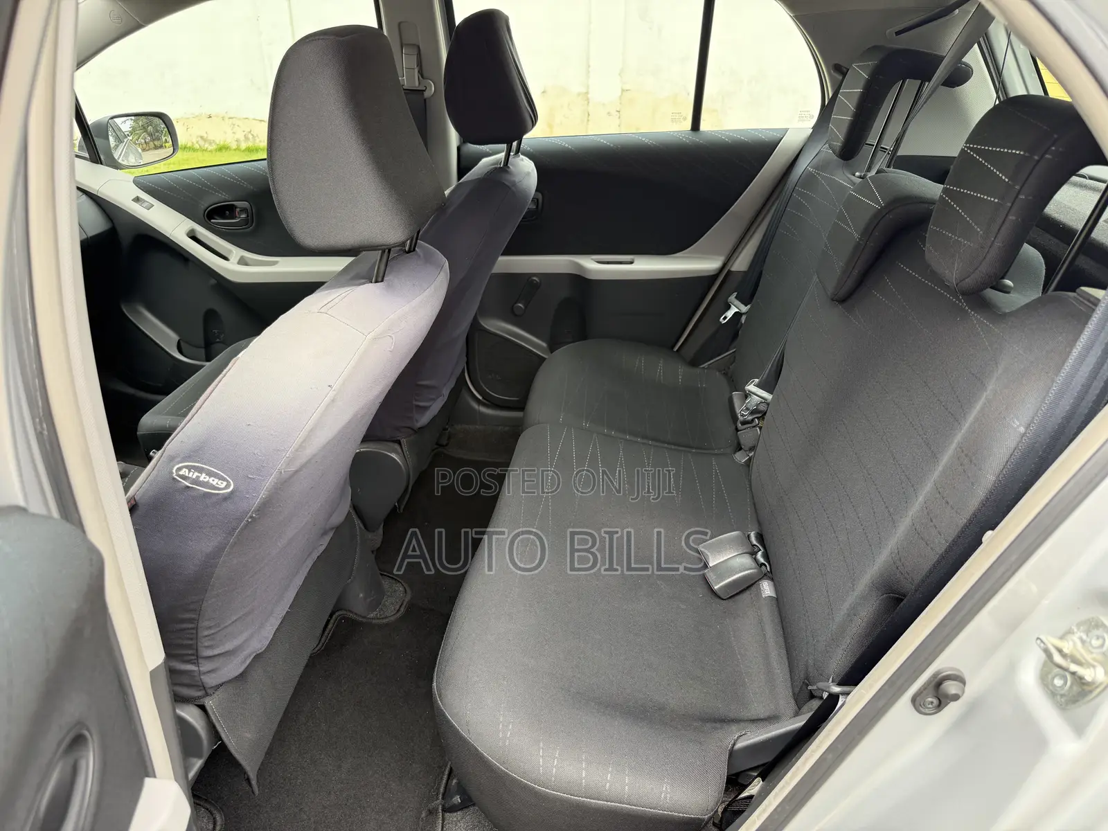 Toyota Yaris Base Hatchback 5dr 2010 Silver