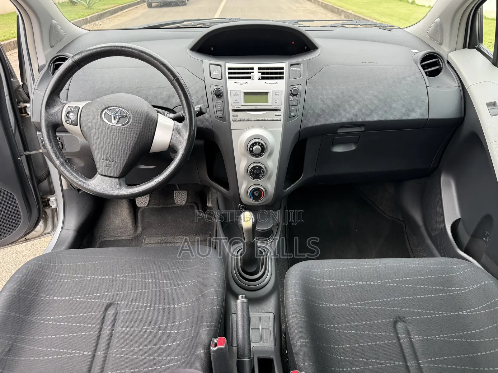 Toyota Yaris Base Hatchback 5dr 2010 Silver