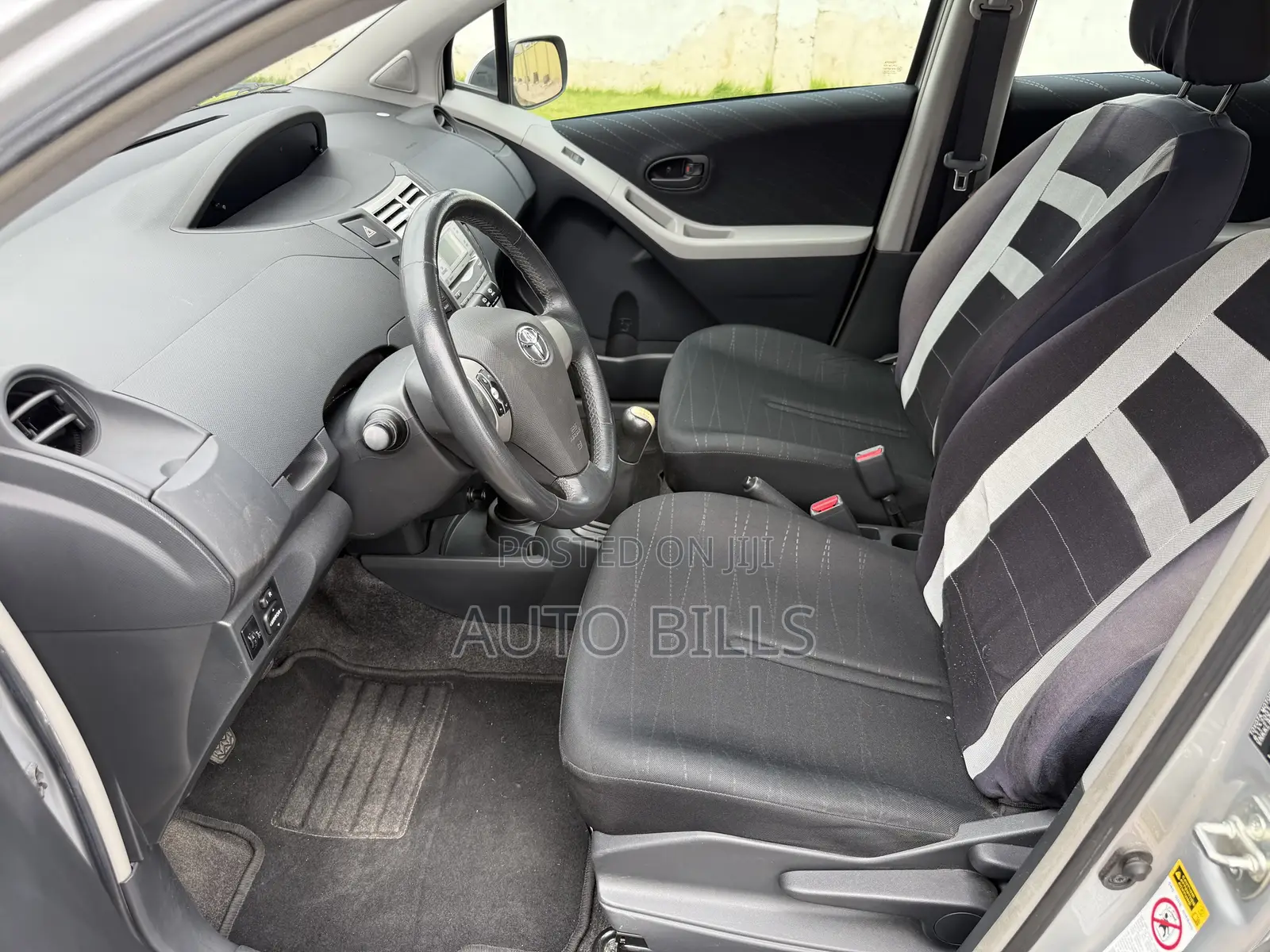 Toyota Yaris Base Hatchback 5dr 2010 Silver