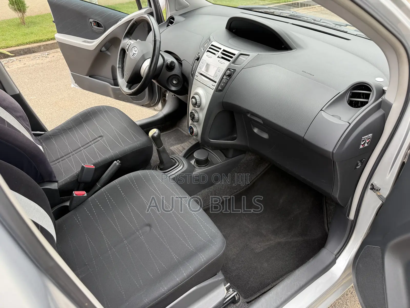 Toyota Yaris Base Hatchback 5dr 2010 Silver