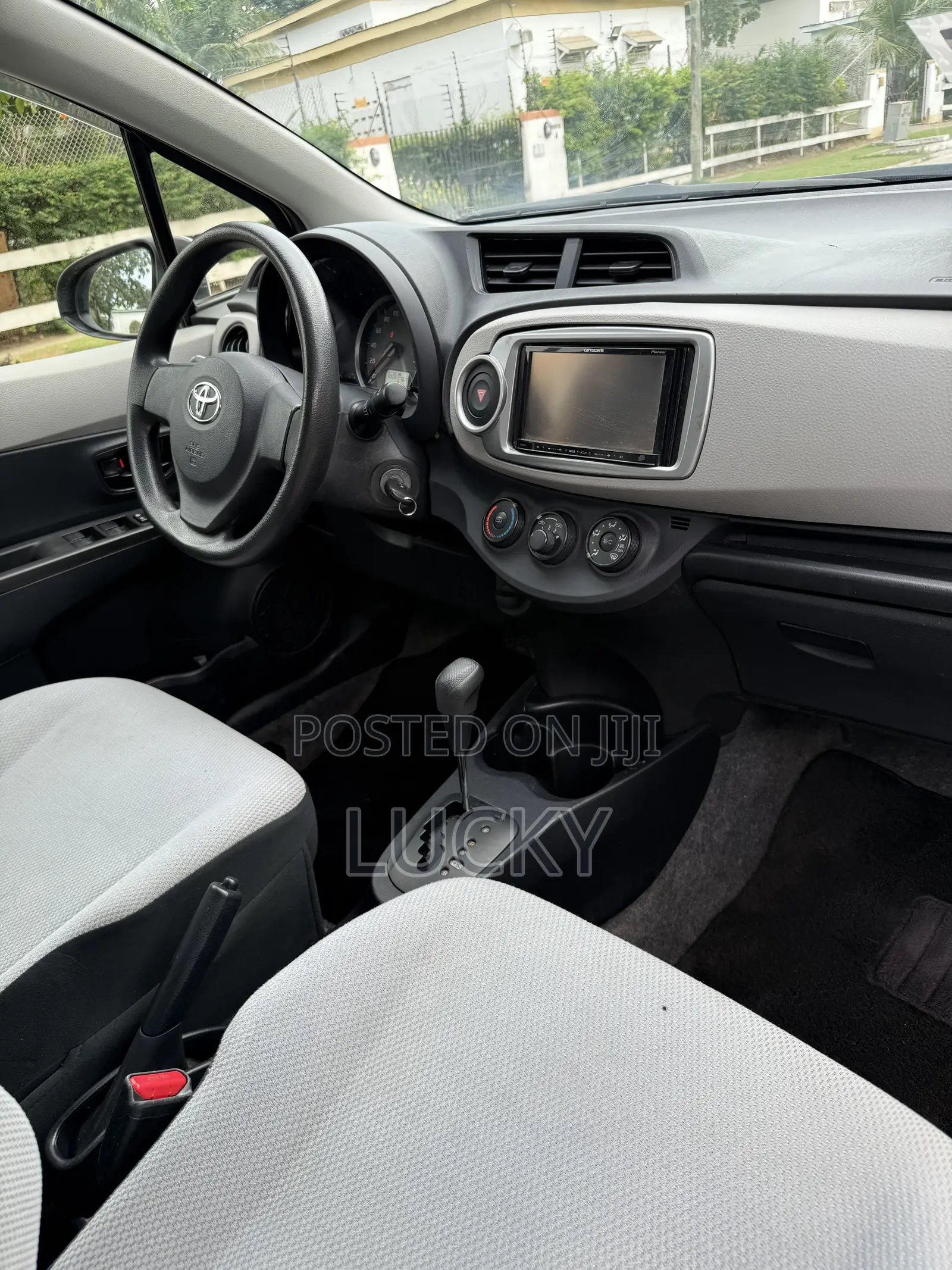 Toyota Vitz 1.3 FWD 5dr 2014 Silver