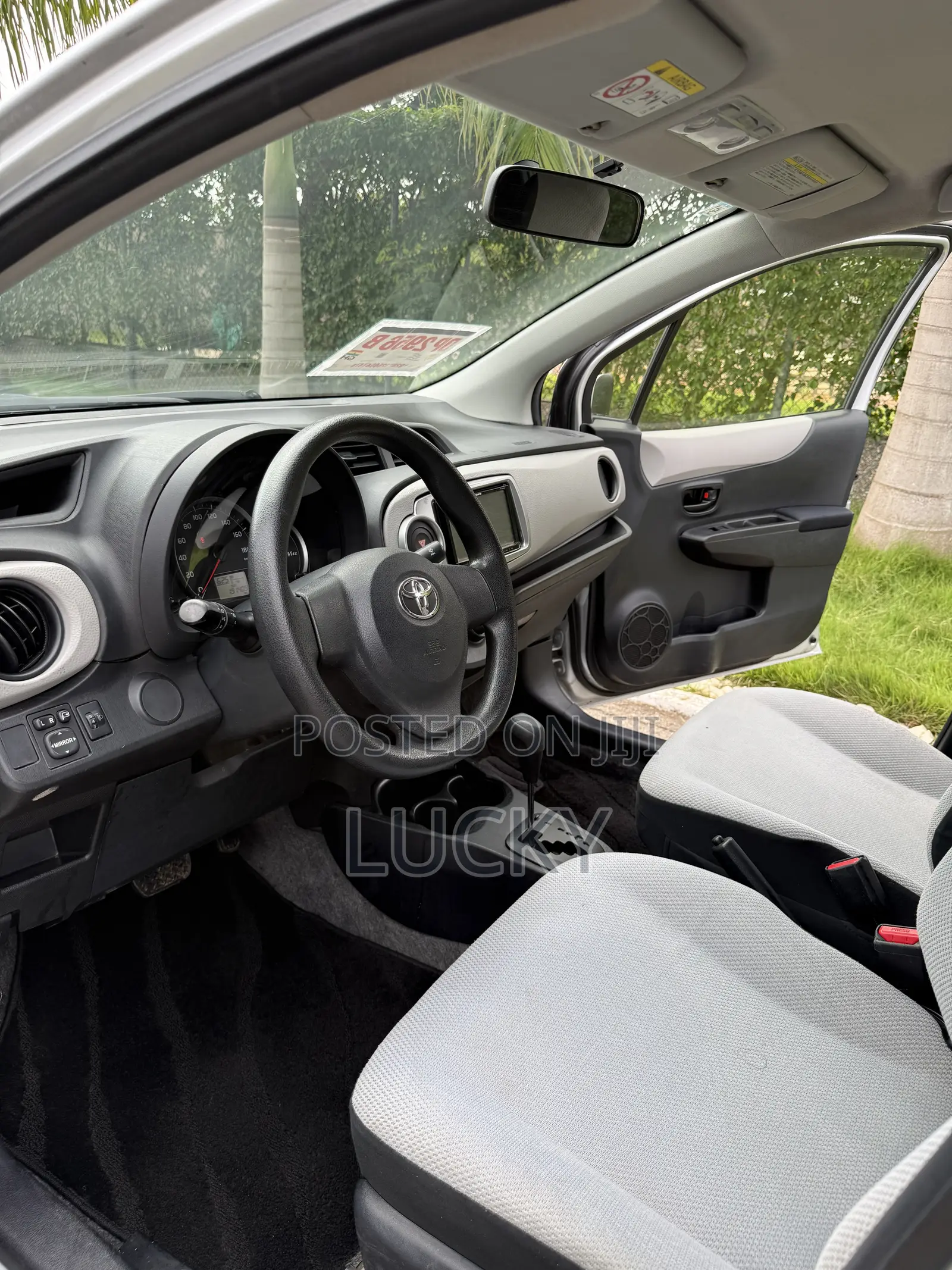 Toyota Vitz 1.3 FWD 5dr 2014 Silver