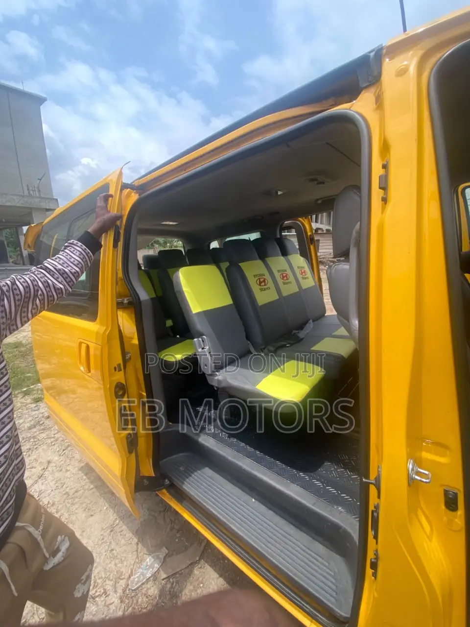 Hyundai Starex 2017 Yellow