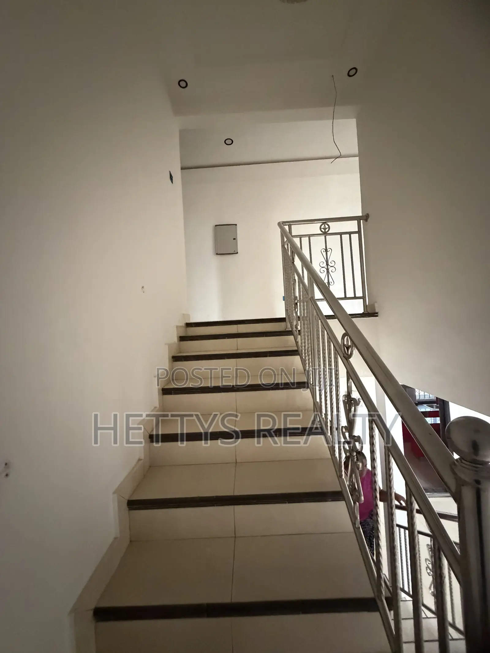 6bdrm House in Madina for sale