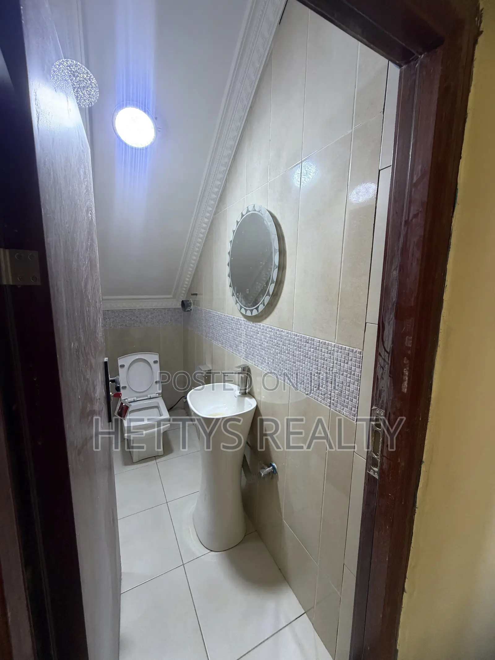 6bdrm House in Madina for sale