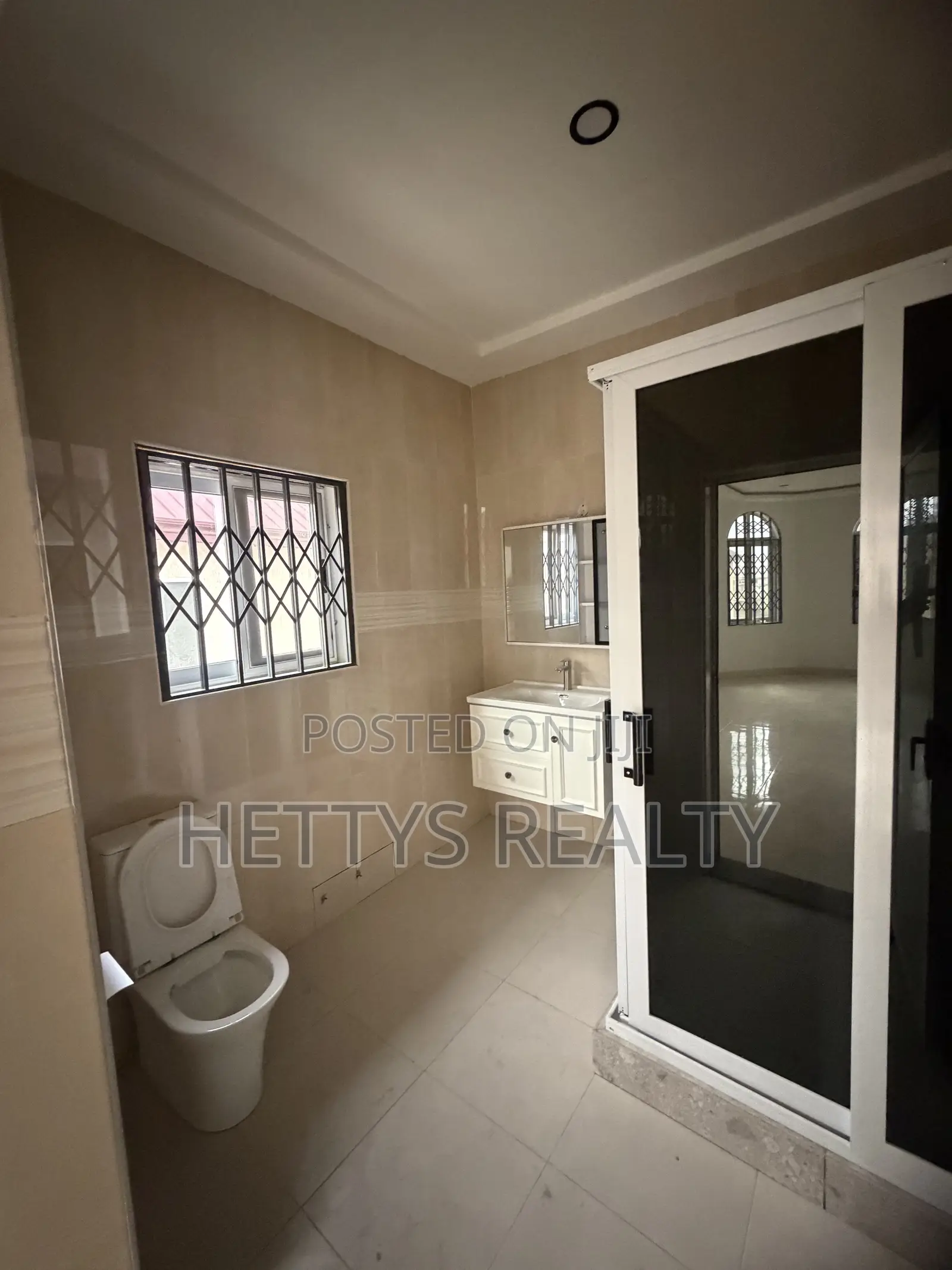 6bdrm House in Madina for sale