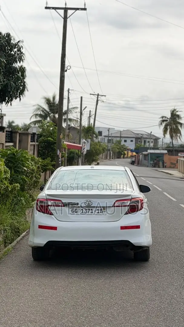 Toyota Camry SE V6 4dr Sedan (3.5L 6cyl 6A) 2013 White