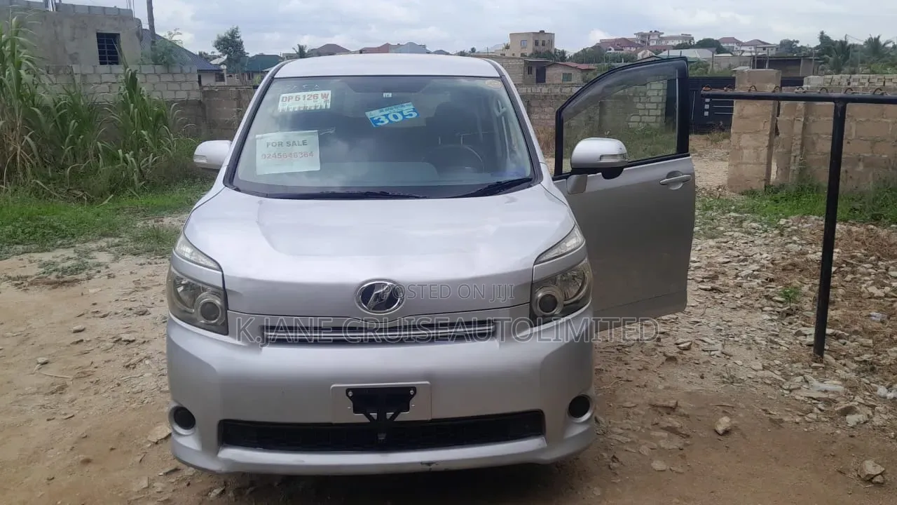 Toyota Voxy 2012 Silver