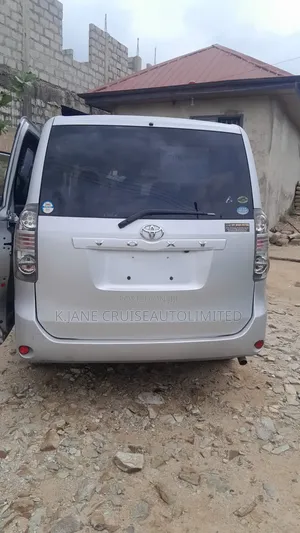 Toyota Voxy 2012 Silver
