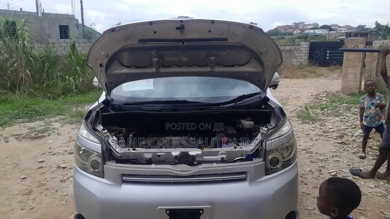 Toyota Voxy 2012 Silver