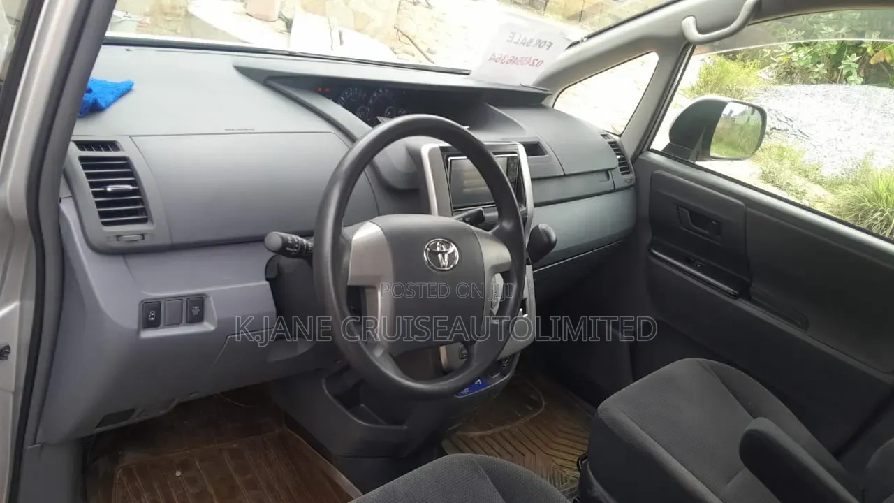 Toyota Voxy 2012 Silver