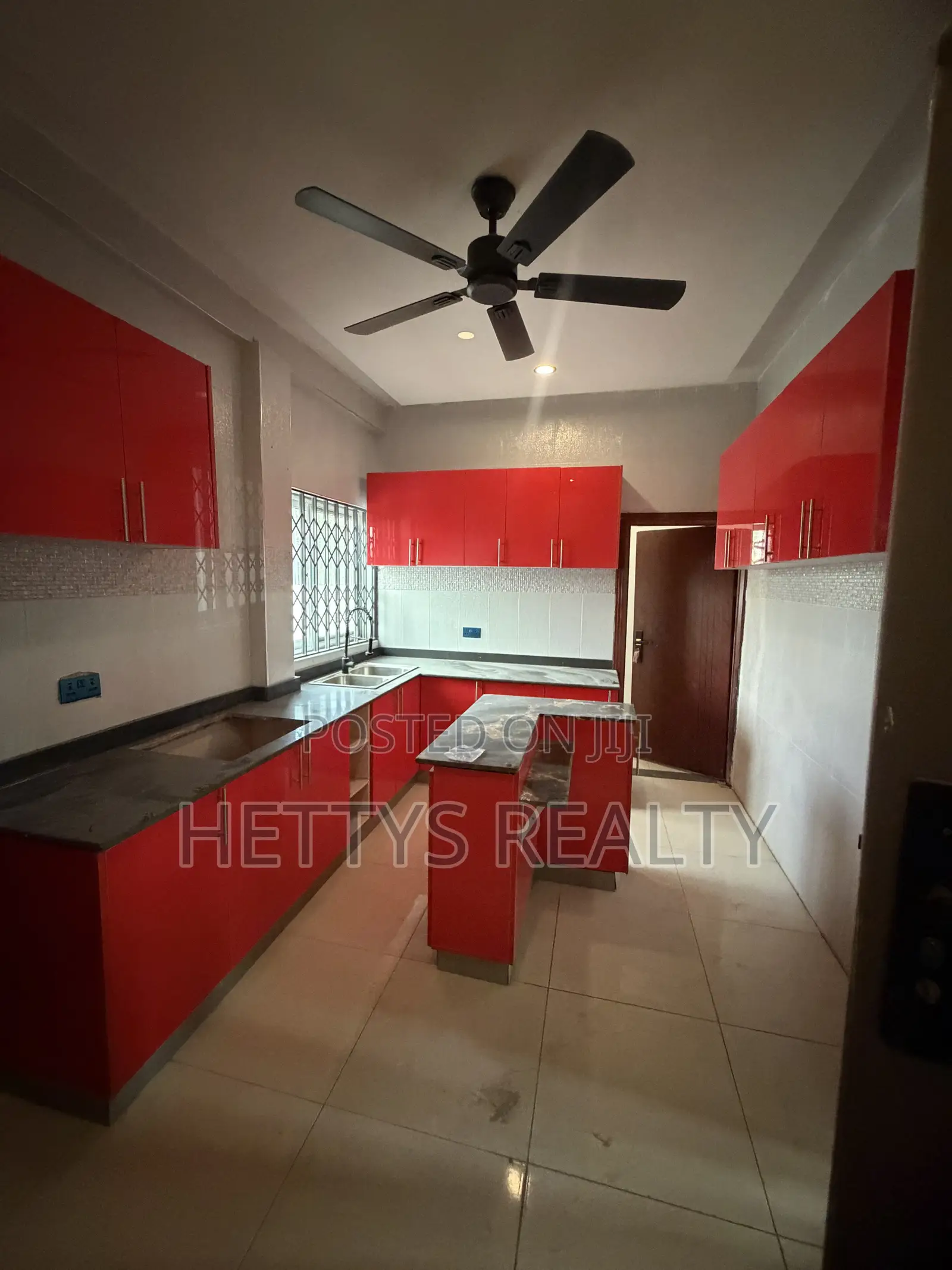 6bdrm House in Madina for sale