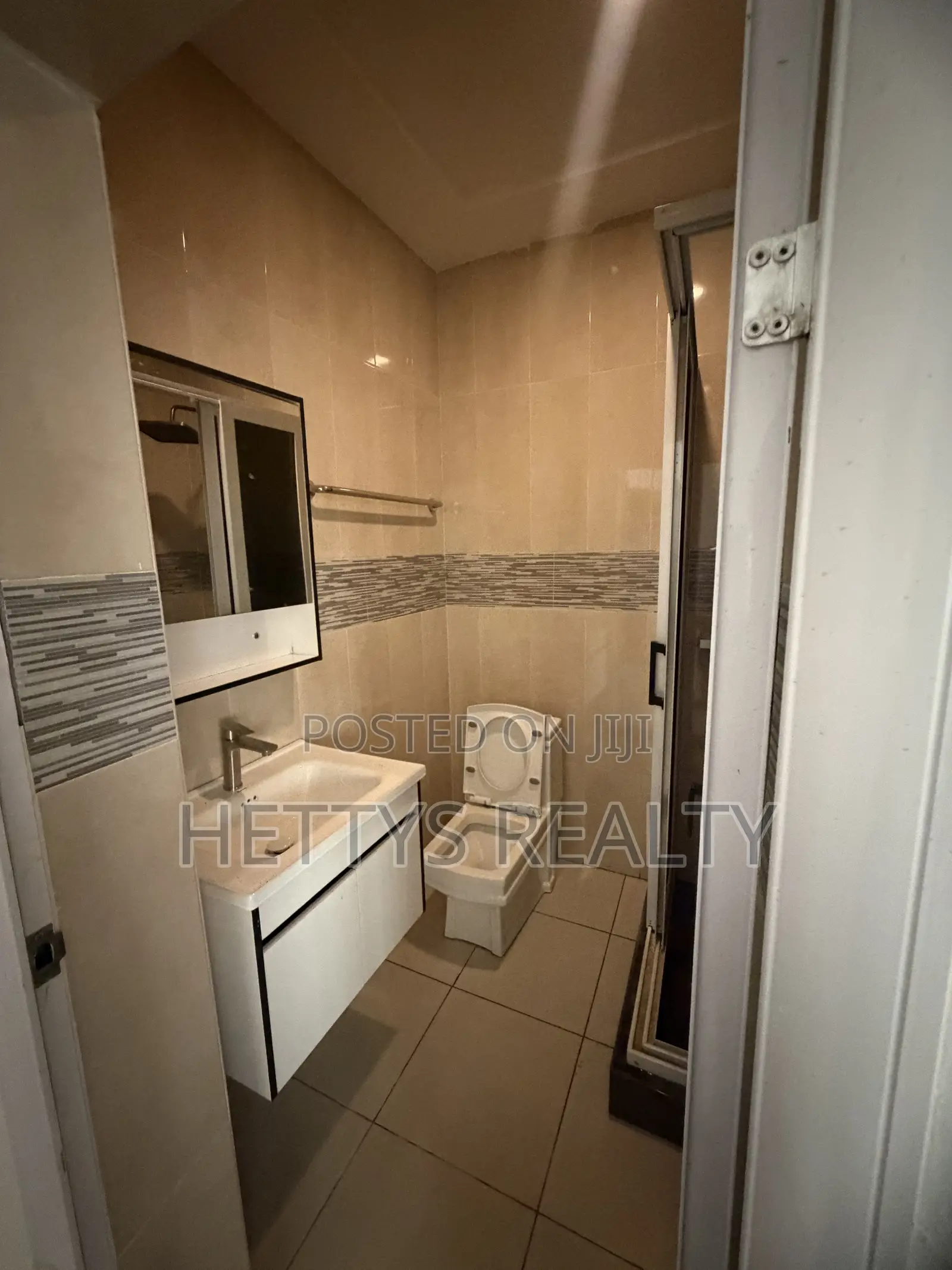 6bdrm House in Madina for sale