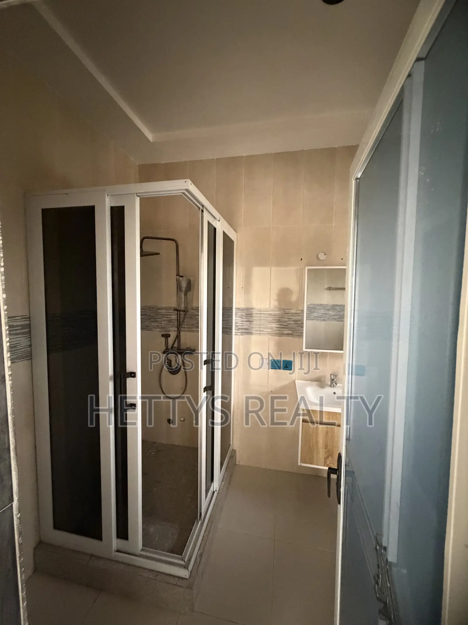 6bdrm House in Madina for sale