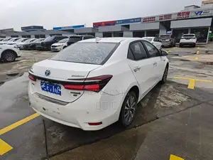 Toyota Corolla LE (1.8L 4cyl 2A) 2018 White