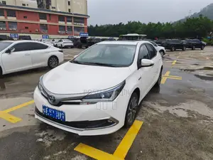 Toyota Corolla LE (1.8L 4cyl 2A) 2018 White