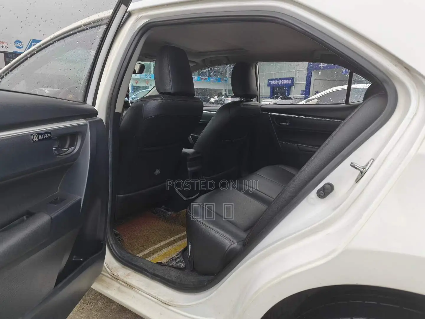 Toyota Corolla LE (1.8L 4cyl 2A) 2018 White
