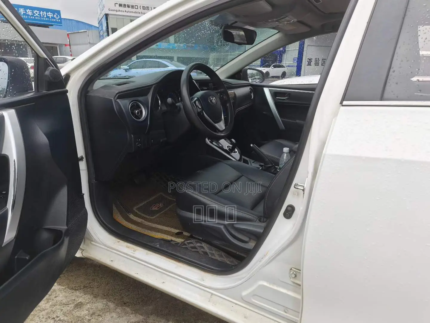 Toyota Corolla LE (1.8L 4cyl 2A) 2018 White