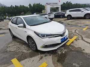 Toyota Corolla LE (1.8L 4cyl 2A) 2018 White