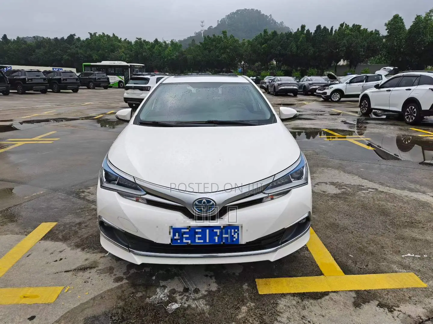 Toyota Corolla LE (1.8L 4cyl 2A) 2018 White