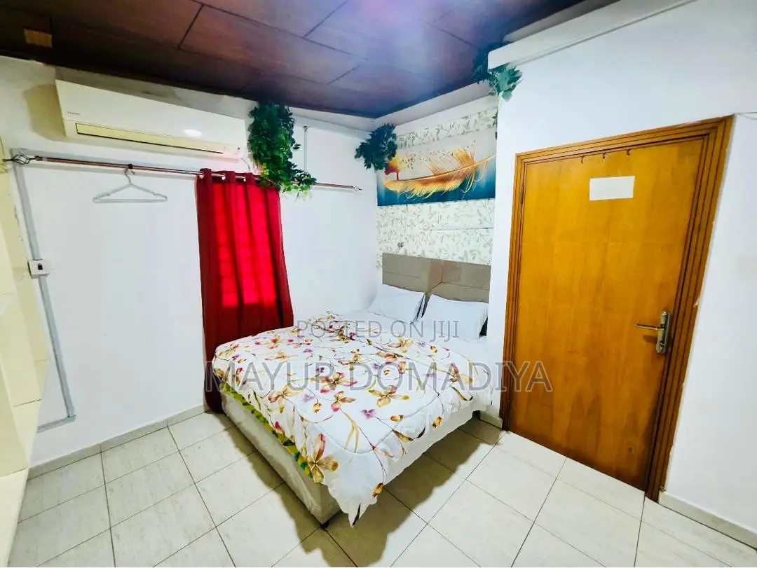 Bright Roomy 1-Br Apartment Large Living Room