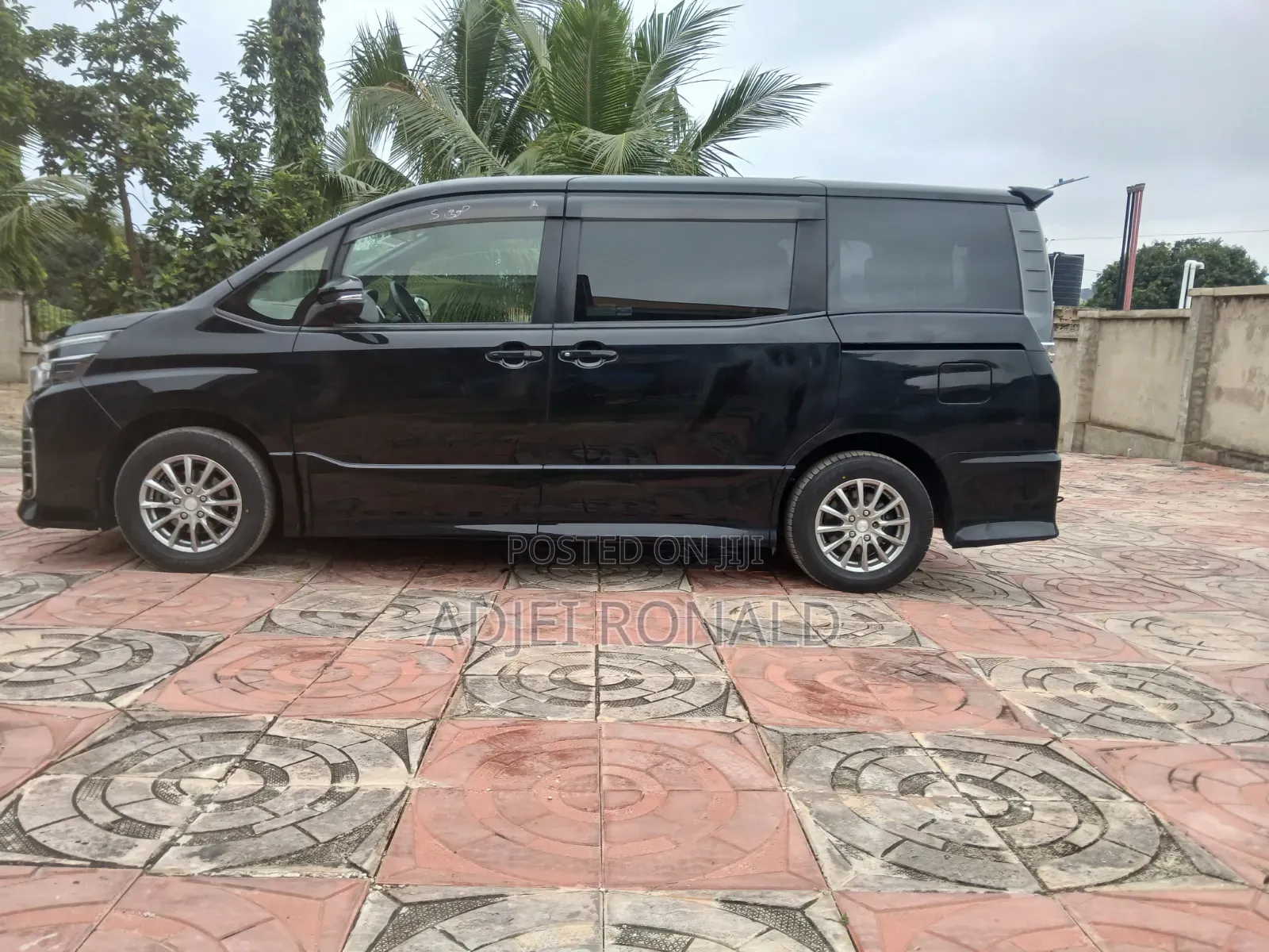 Toyota Voxy ZS Kirameki 4WD 7-Seater 2014 Black