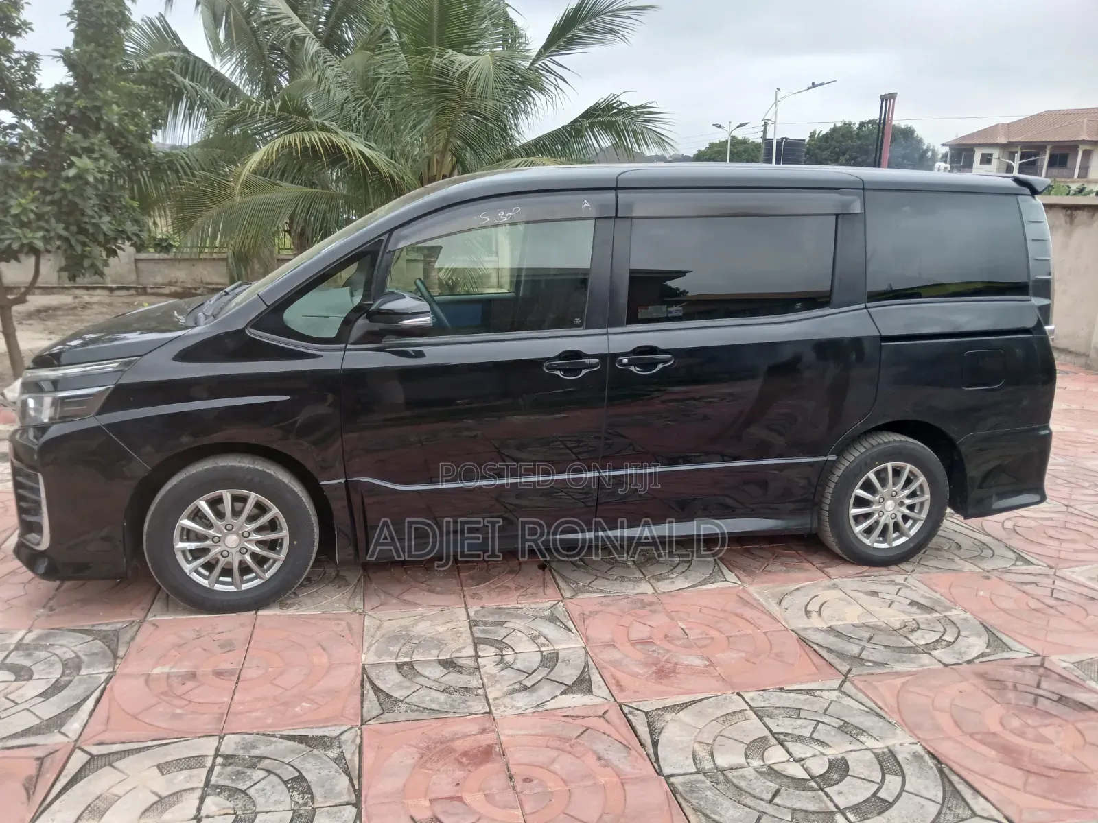 Toyota Voxy ZS Kirameki 4WD 7-Seater 2014 Black