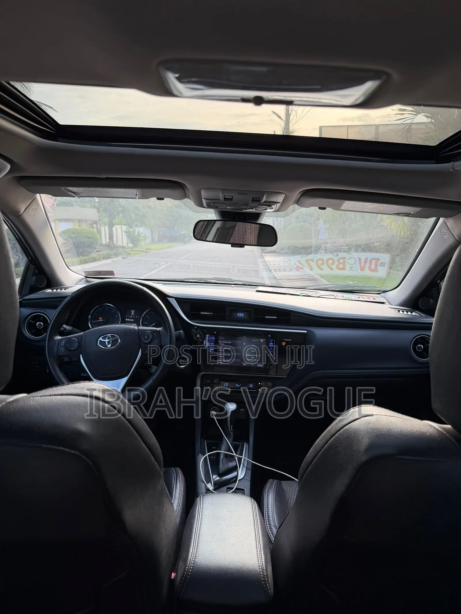 Toyota Corolla SE 4dr Sedan (1.8L 4cyl CVT) 2017