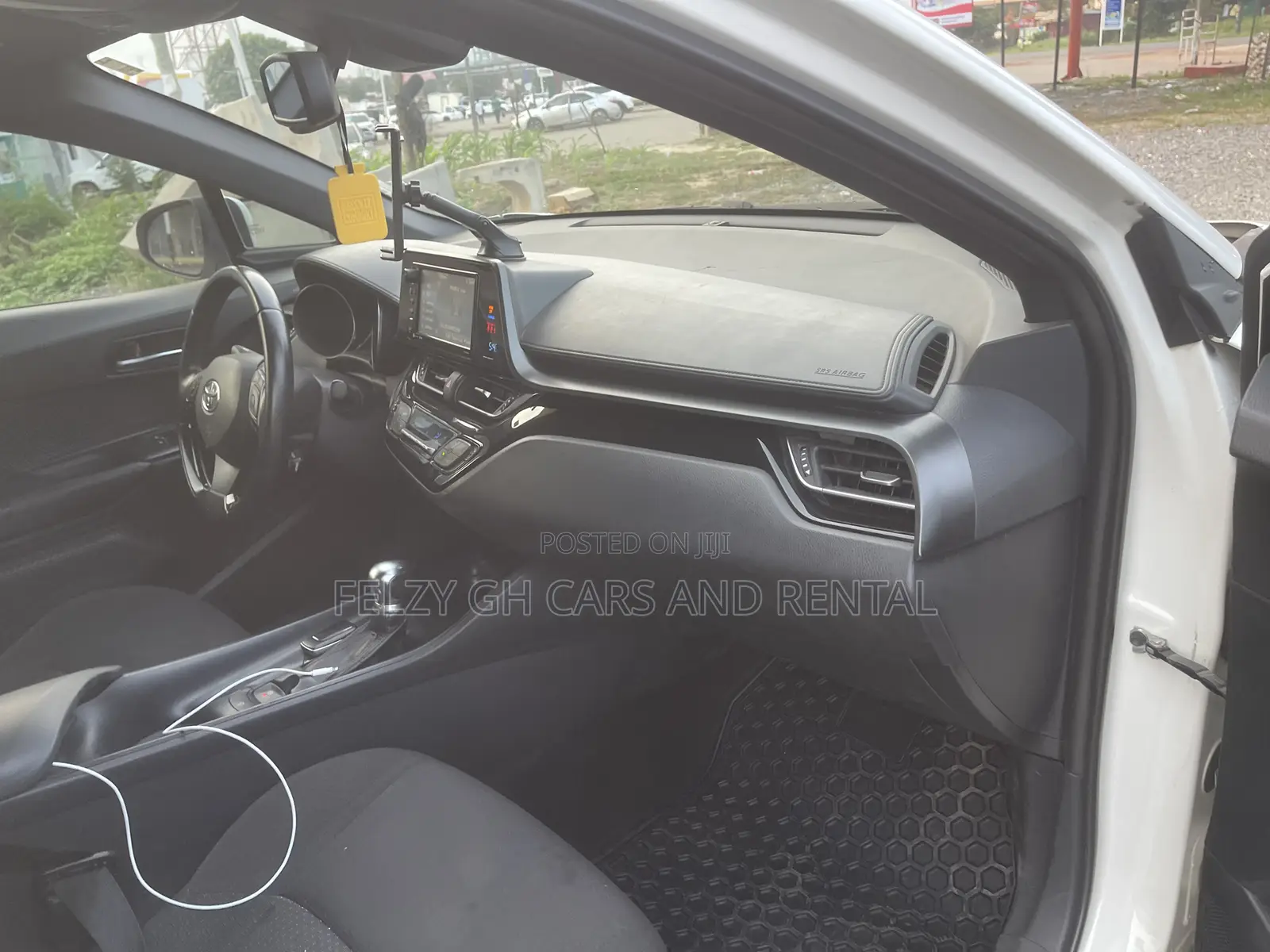 Toyota C-HR XLE FWD Sport Utility (2.0L 4cyl 2AM) 2018 White
