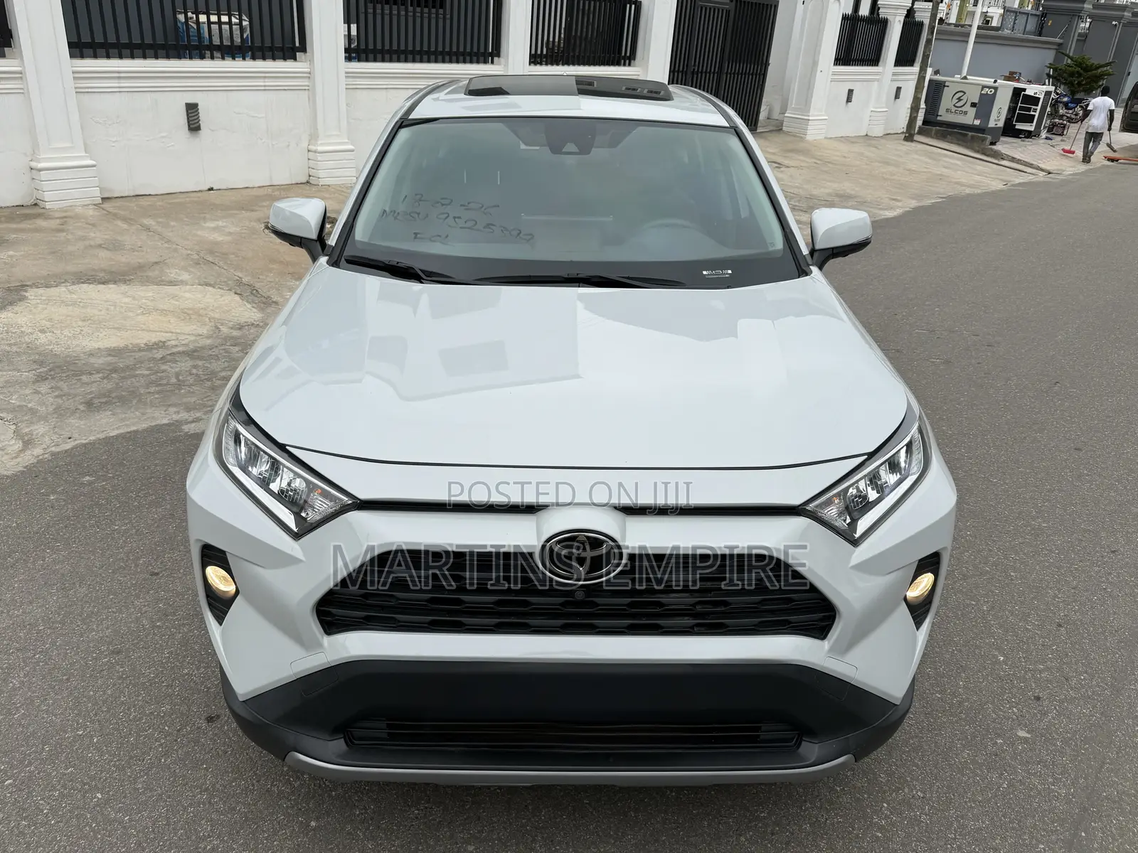Toyota RAV4 XLE FWD 2020 White