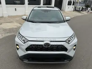 Toyota RAV4 XLE FWD 2020 White