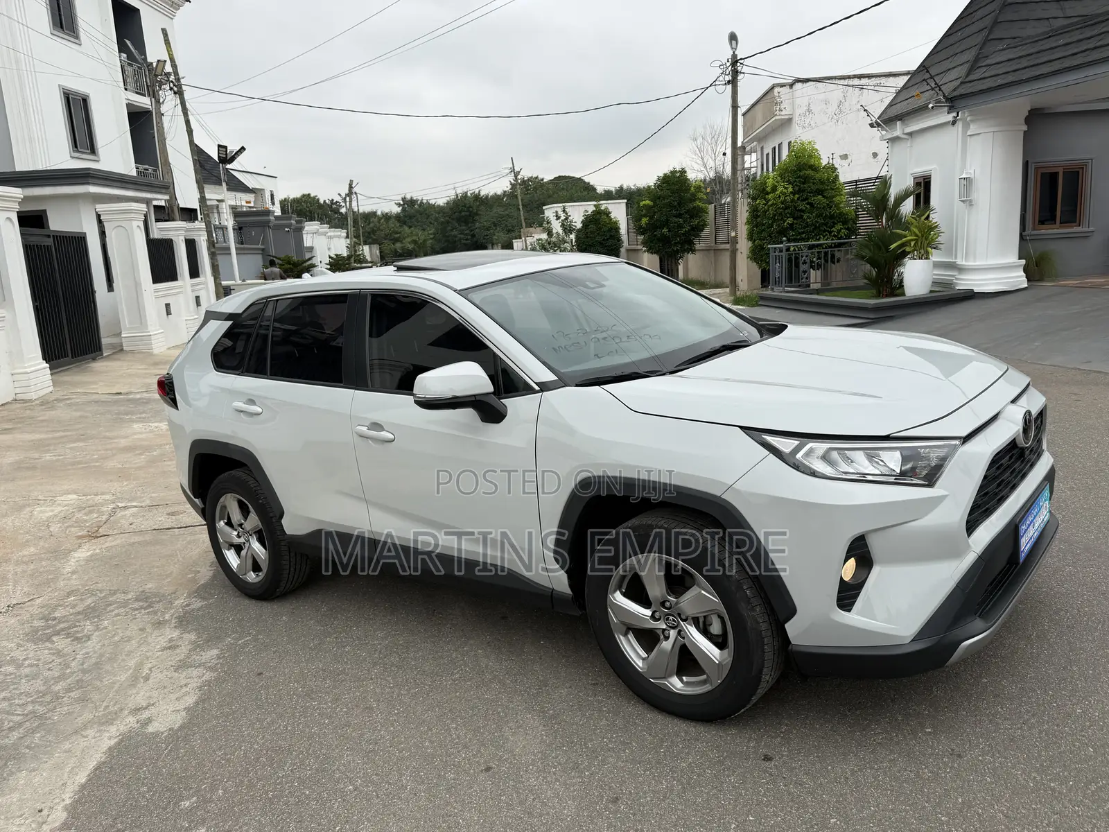 Toyota RAV4 XLE FWD 2020 White