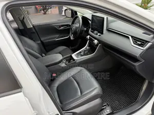 Toyota RAV4 XLE FWD 2020 White