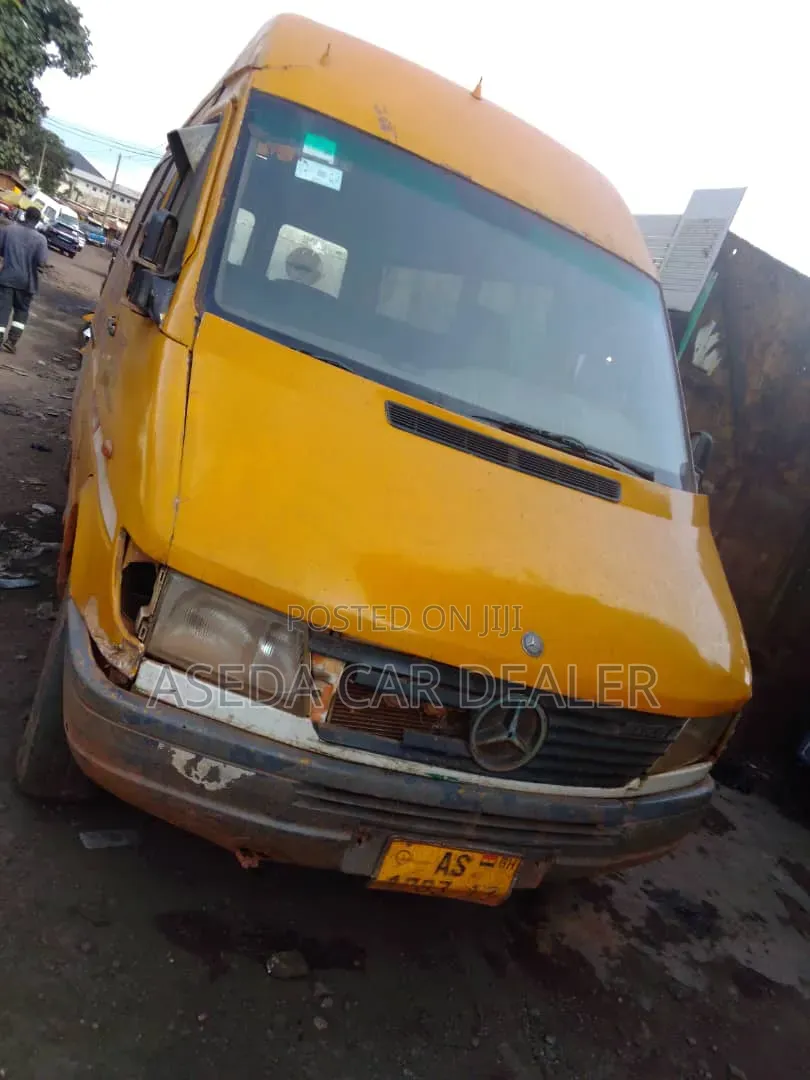 Mercedes-Benz Sprinter 2005 Yellow