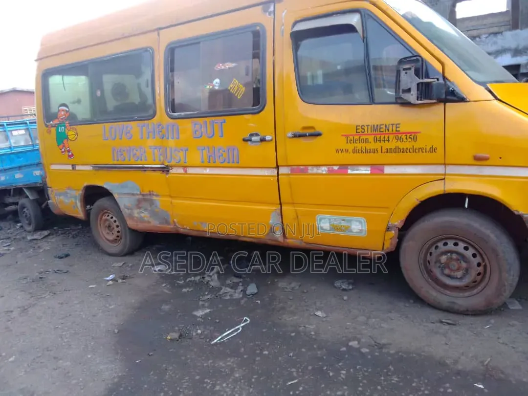 Mercedes-Benz Sprinter 2005 Yellow