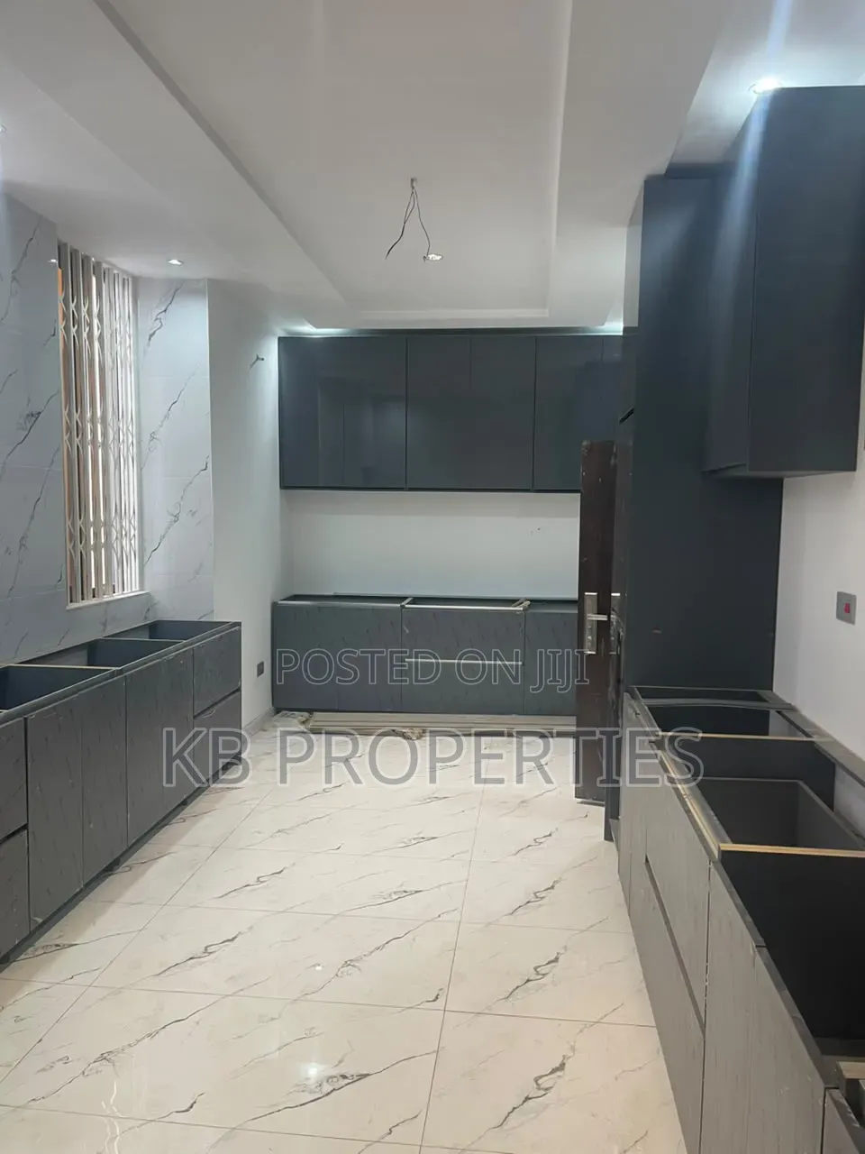 6bdrm House in Kb Properties, Baatsona Total for sale